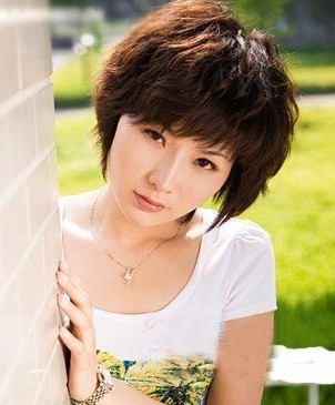 女人短发型纹理烫发型